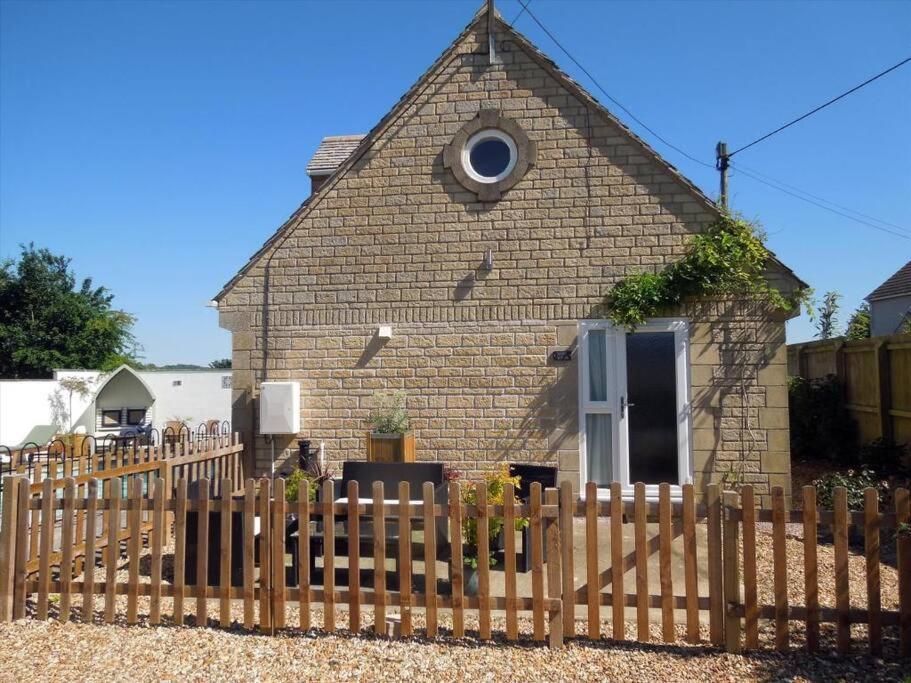Beautiful 2 Bedroom Guest House With Private Pool In Lacock, Wiltshire Exterior photo